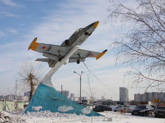     Самолет на пересечении улиц Взлетной и Шумакова. Фото: СМГ
