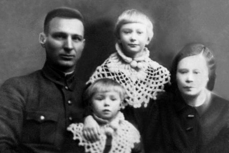 Козлов П.С. с семьей (источник фото: https://clck.ru/32kHeY)