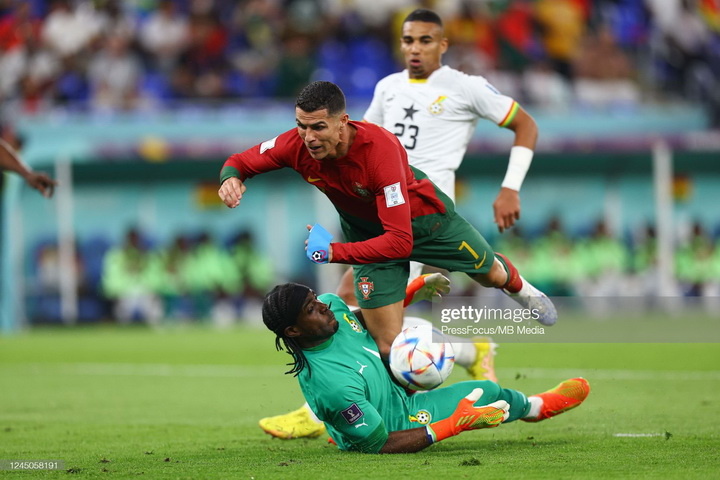 Криштиану Роналду против Лоуренса Ати-Зиджи