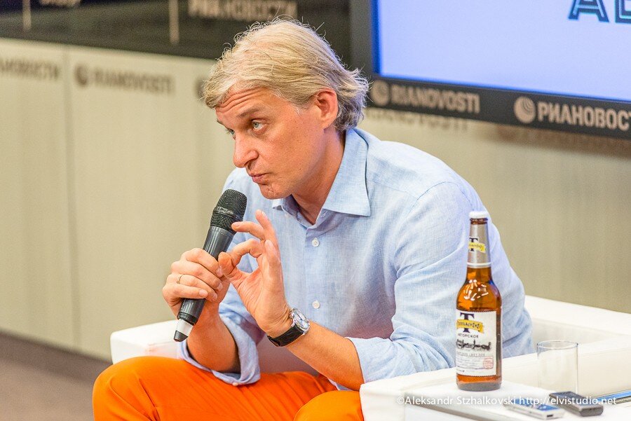 Олег Тиньков на интервью со своим продуктом (тогда алкоголь допускался к трансляции на ТВ)