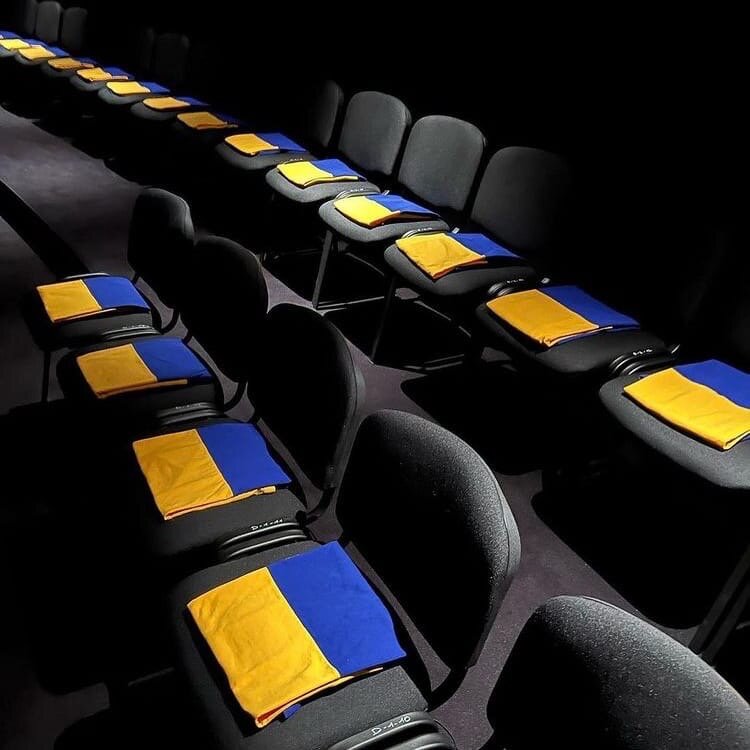 кресла гостей перед началом показа