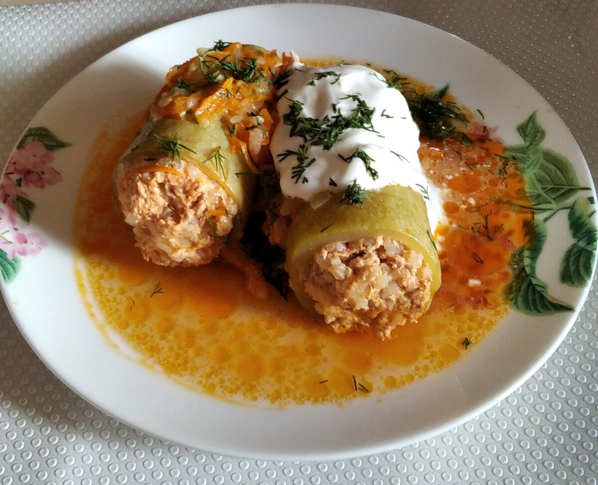 Кабачки с начинкой из фарша куриной грудки. 