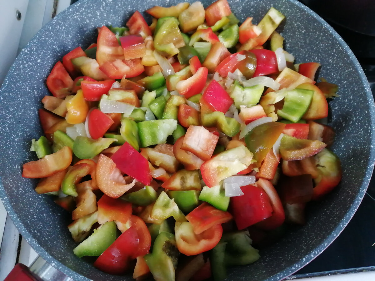 Добавляем нарезанный кубиками перец.