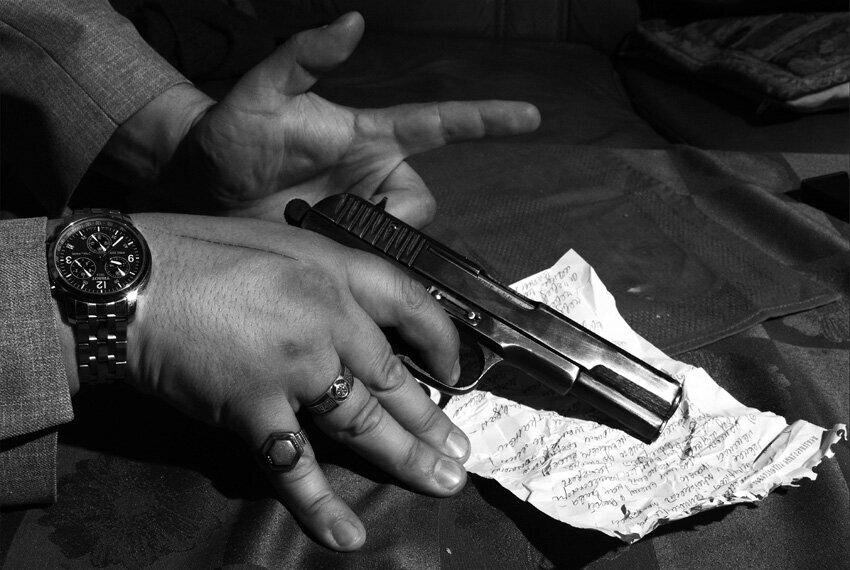 Бандит с пистолетом. Рука с пистолетом. Револьвер в руке.