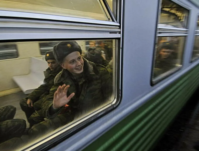 Парень едет домой. Солдаты на вокзале. Солдат на перроне. Солдаты в поезде.
