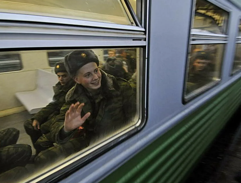 Поезд в армию. Солдаты на вокзале. Солдат на перроне. Солдаты в поезде.