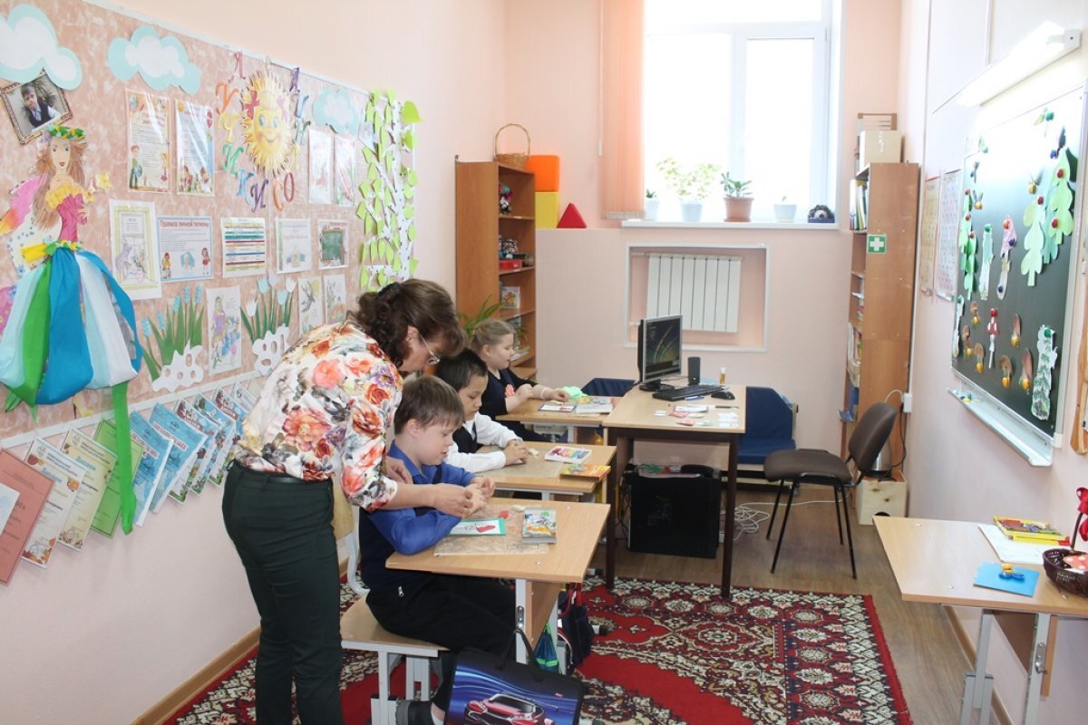    Детям будут помогать как школьные психологи, так и специалисты окружного уровня.