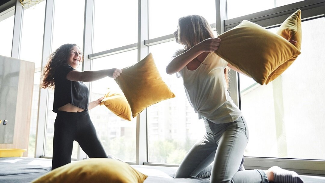    Драка подушками