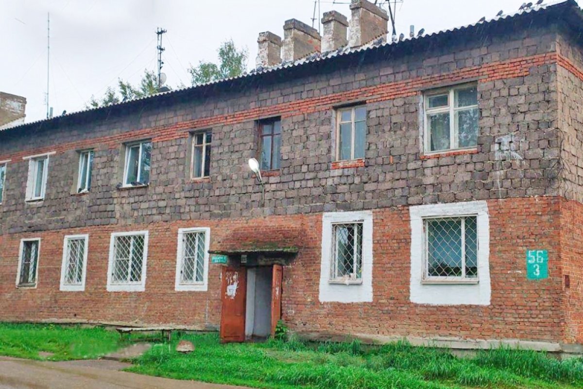    На продаже ветхого жилья наживаются риэлторы, например, в 2020 году шесть квартир в Ангарске были куплены у одного и того же поставщика.