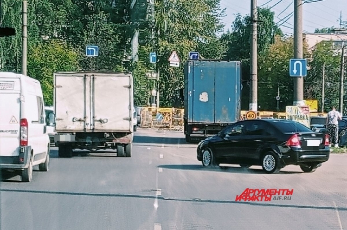    В Твери водители жалуются на перекрытие дороги и фуры на улице Цанова