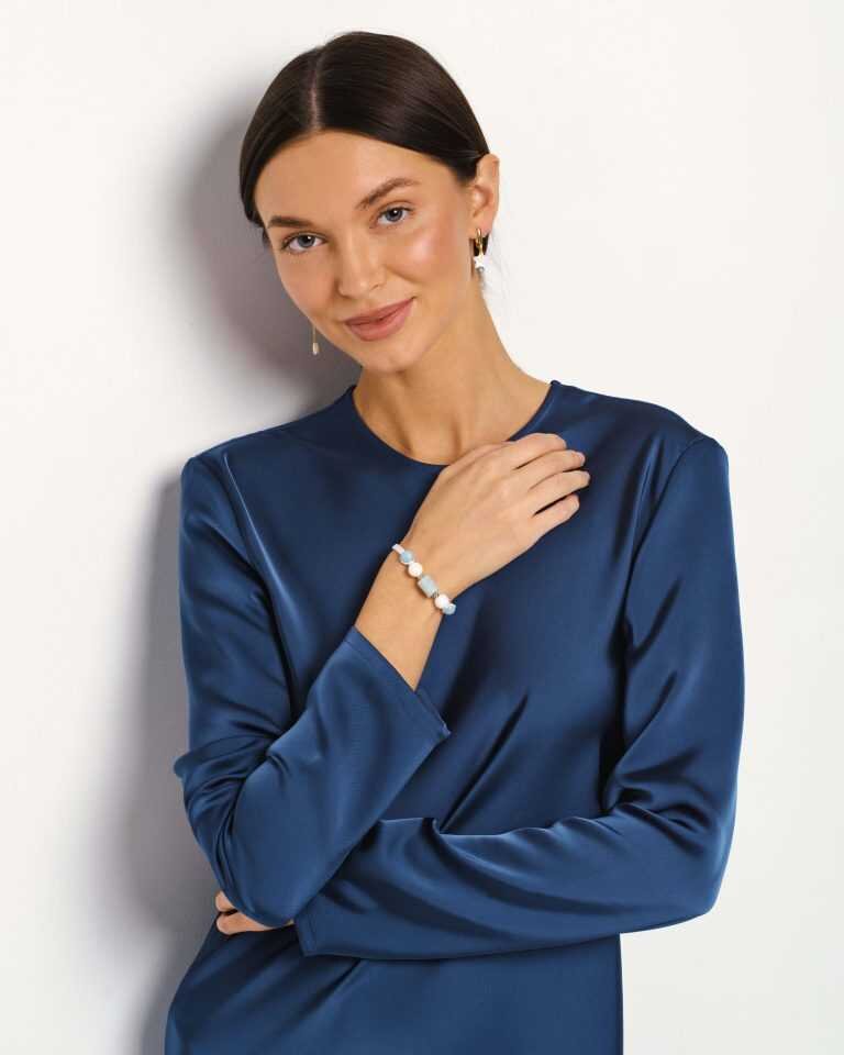 На фото браслет и серьги с перламутром и аквамарином