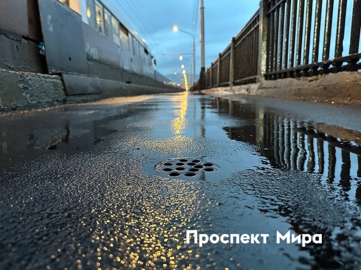 Отремонтированный тротуар на Коммунальном мосту затопило после дождя