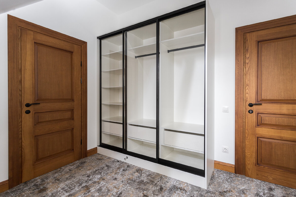 Ш со стеклянными дверьми