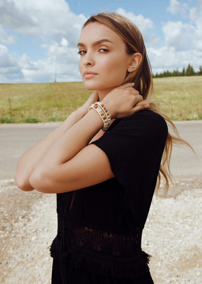 На фото браслет из песочной яшмы и перламутра