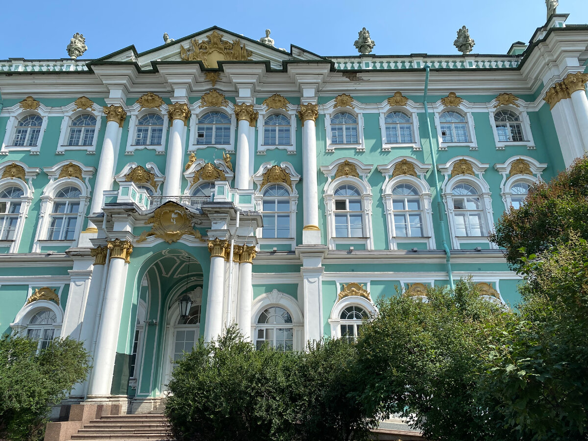 Фото автора: Зимний дворец. Внутри Большого парадного двора Эрмитажа.