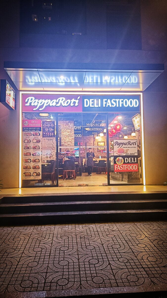 Не плохая кухня. Есть можно. От 63000 донгов за порцию. Готовят не очень долго. Главное не отправишься. 