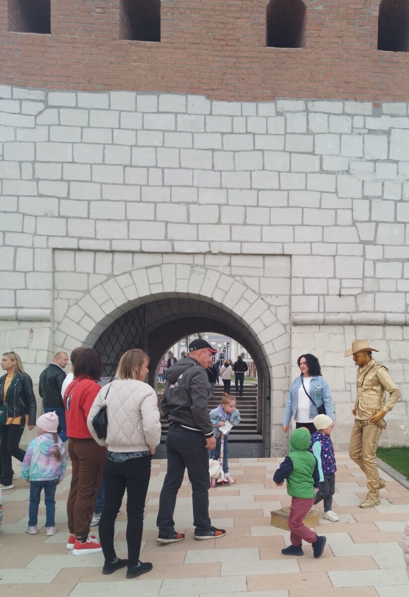 Нашему городу -877, но он  как всегда молод, красив, хорош собой, да ещё в в полном расцвете сил, радует своих жителей и гостей, историческими  памятниками, итересными музеями, замечательными...-27