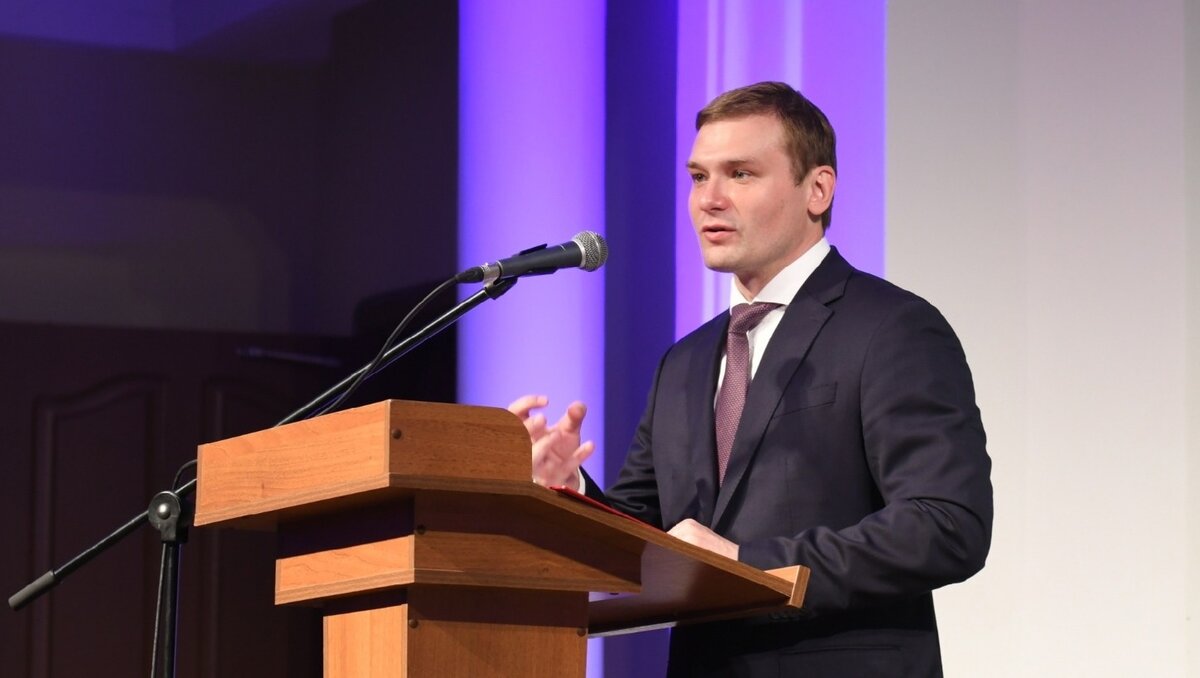     Глава Хакасии выступил с обращением, в котором объявил, что действующее правительство региона уходит в отставку.