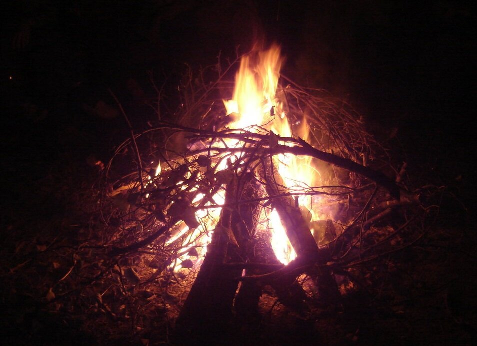 Огонь костра ночью