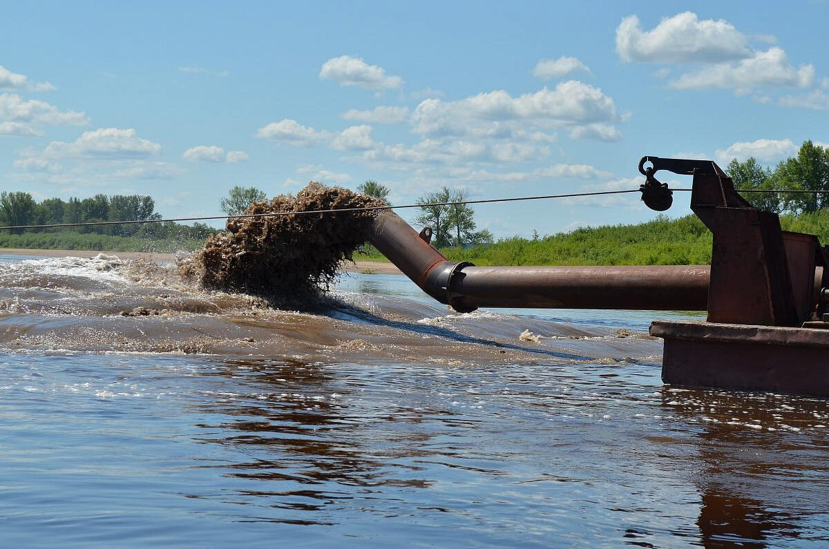 Очистка речной воды. Очищение водоемов. Очистка рек. Очистные на Волге. Земснаряд для очистки водоемов.