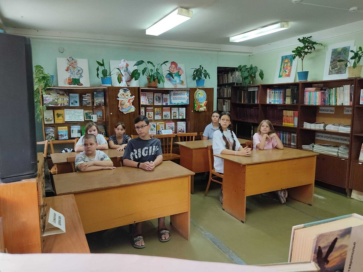 Библиотека ессентукская. 60 лет октября ессентуки. Библиотека ессентуки городская. Ессентукская библиотека. Библиотека в пансионате.
