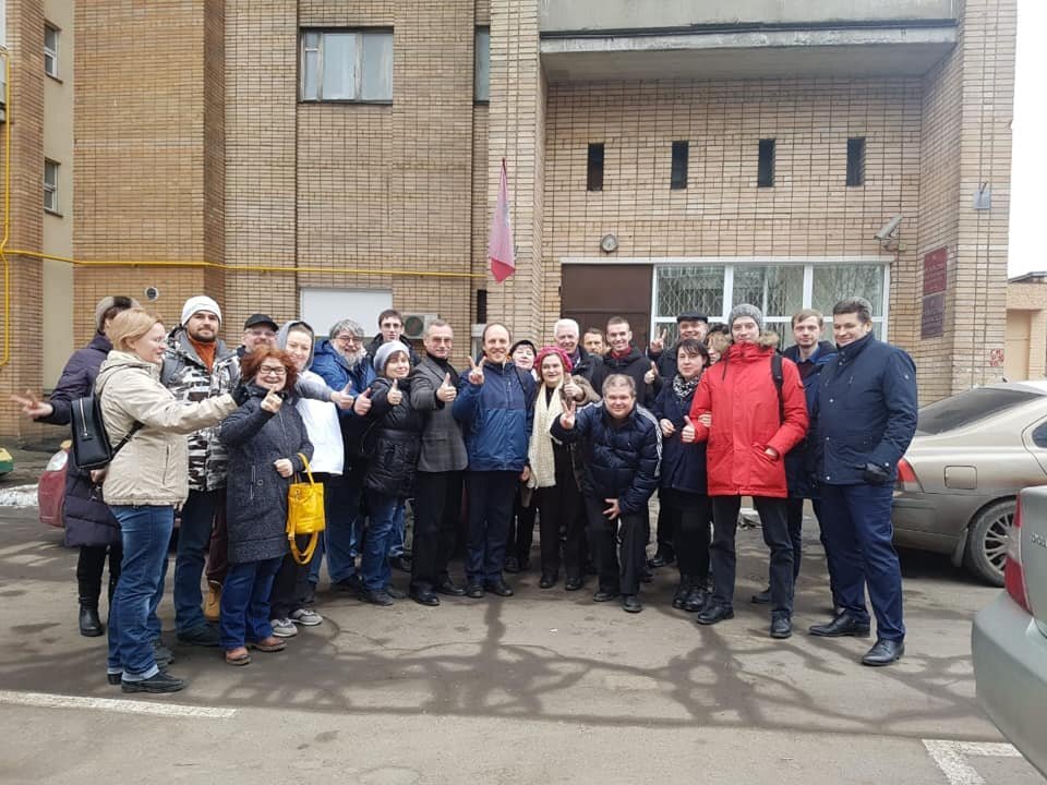 Группа муниципальных депутатов и активистов, пришедших на судебное заседание поддержать коллегу – депутата Юрия Волнова. Источник: www.facebook.com. 