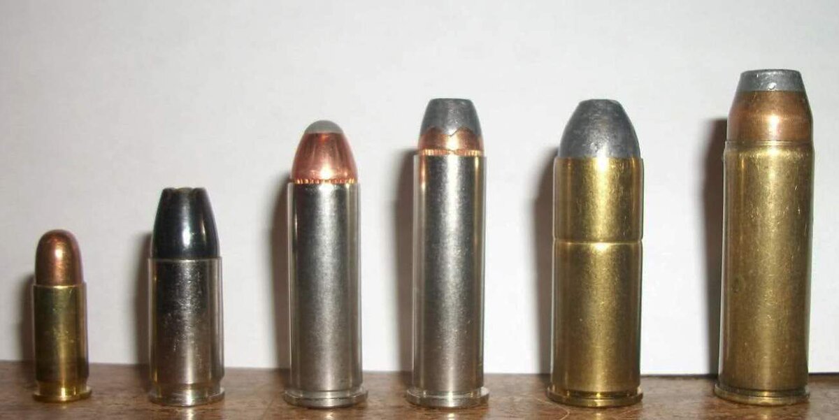 Слева направо: .25 acp, 9 mm «Люгер», .38 «Спешл+P», .357 «Магнум», .45 «Лонг Кольт», .454 «Кэзулл»