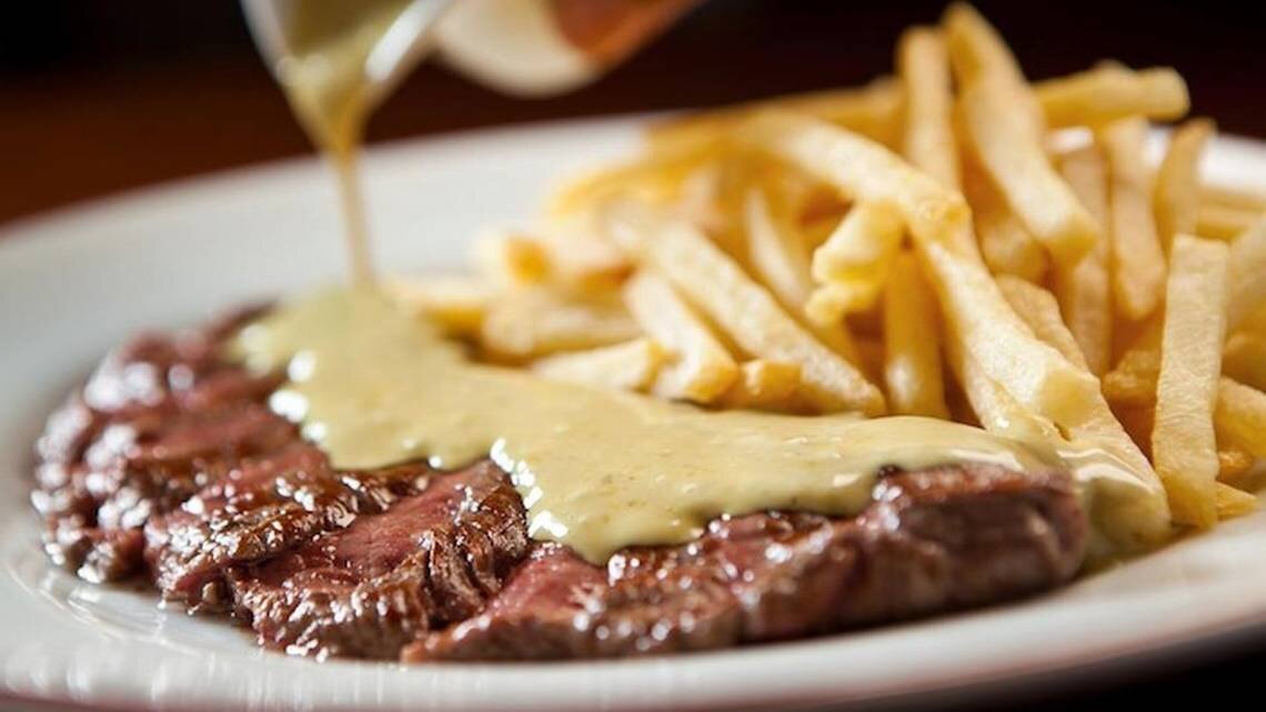 Это еще одно классическое блюдо, известное кулинарам (и не только Франции) уже несколько веков, но именно с лёгкой руки французских монархов и их придворных антрекот считается лучшим блюдом любовников и идеально подходит к романтическому ужину.