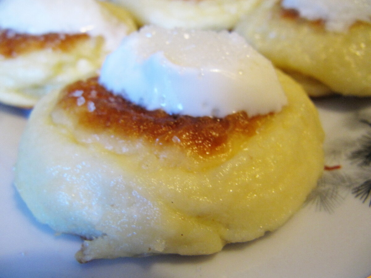 Сырники со сметанкой на завтрак это объедение.