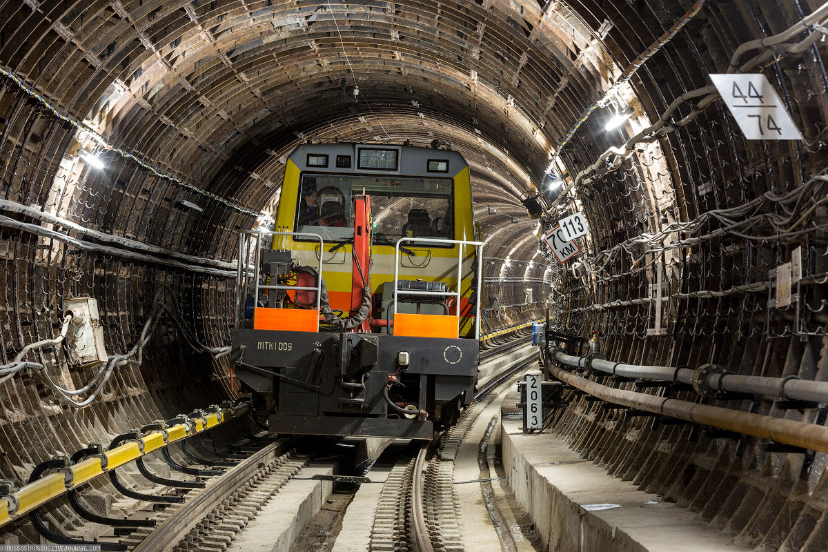Тепловоз ТМК-1 движется по тоннелю метро. 