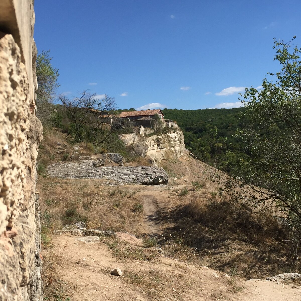 Северная стена пещерного горда Чуфут-Кале.