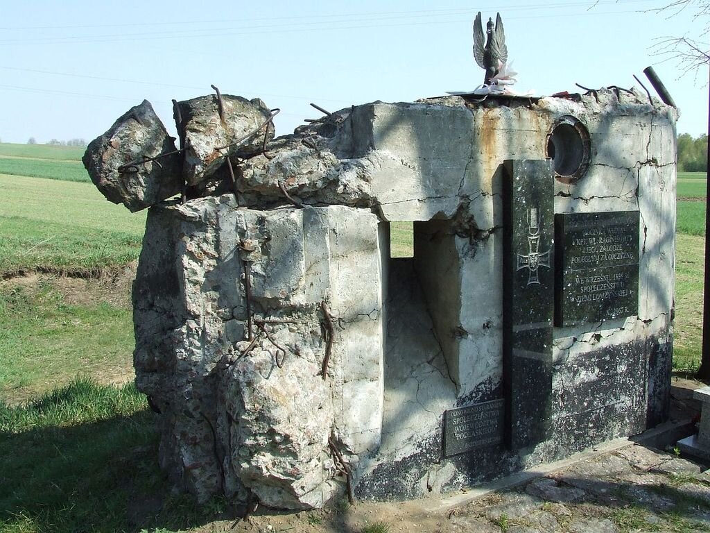 Руины одного из польских бункеров в Визне (источник фото - ru.wikipedia.org)