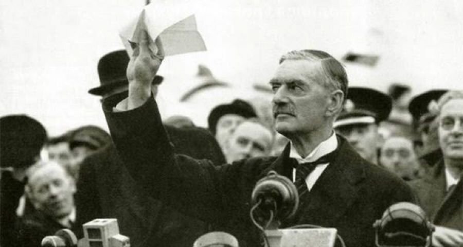 «Я привез вам мир». Премьер-министр Невилл Чемберлен после возвращения из Германии предъявил британской публике соглашение с Гитлером 
Открытые источники
