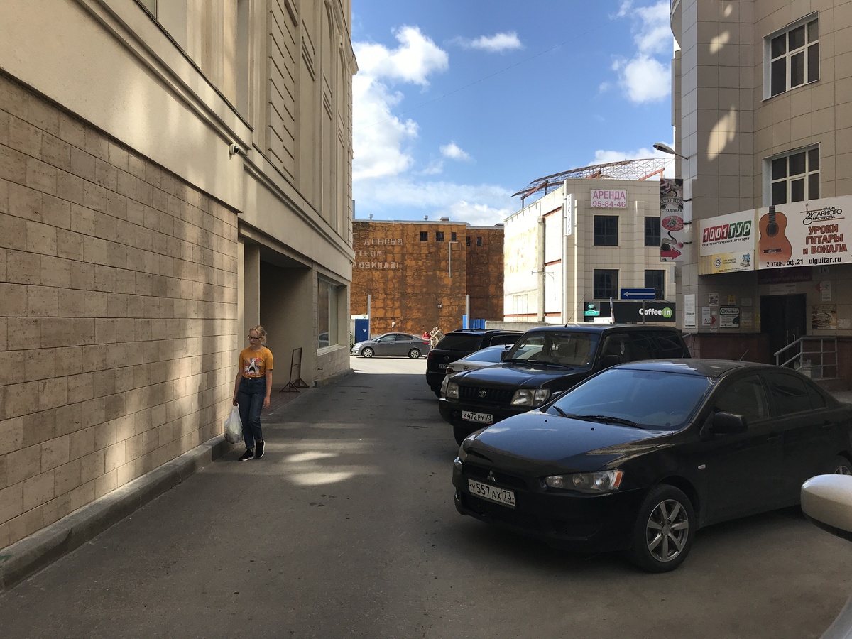 Проезд за отелем. Видим знак «Выезд на дорогу с односторонним движением»