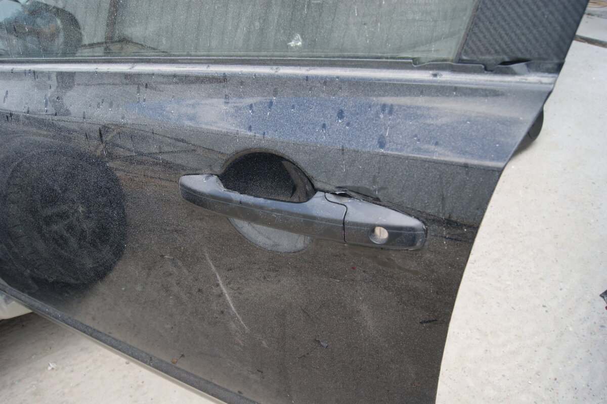 Наружная ручка передней двери.