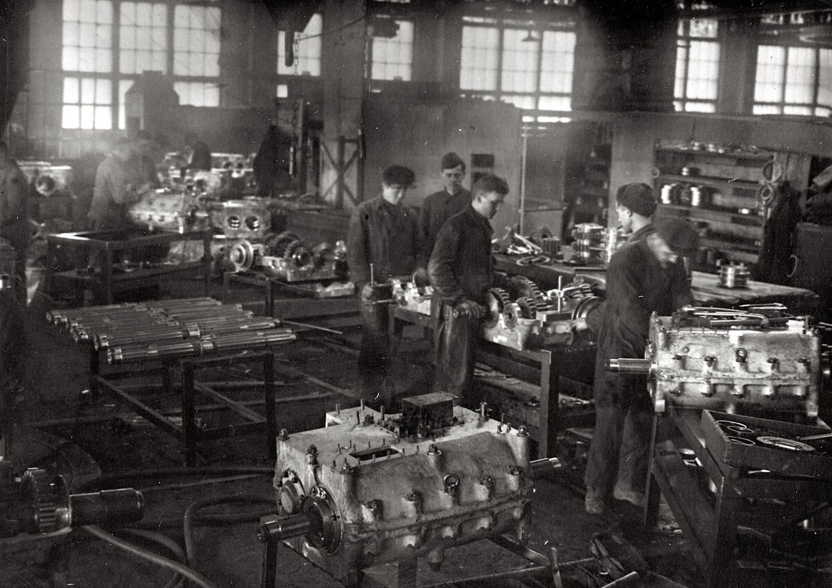 Эвакуированный завод на урале (сборка коробок передач на танк Т-34)