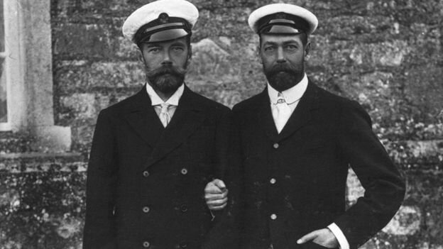 Русский и английский монархи Николай II и Георг V в подходящей нам цветовой гамме