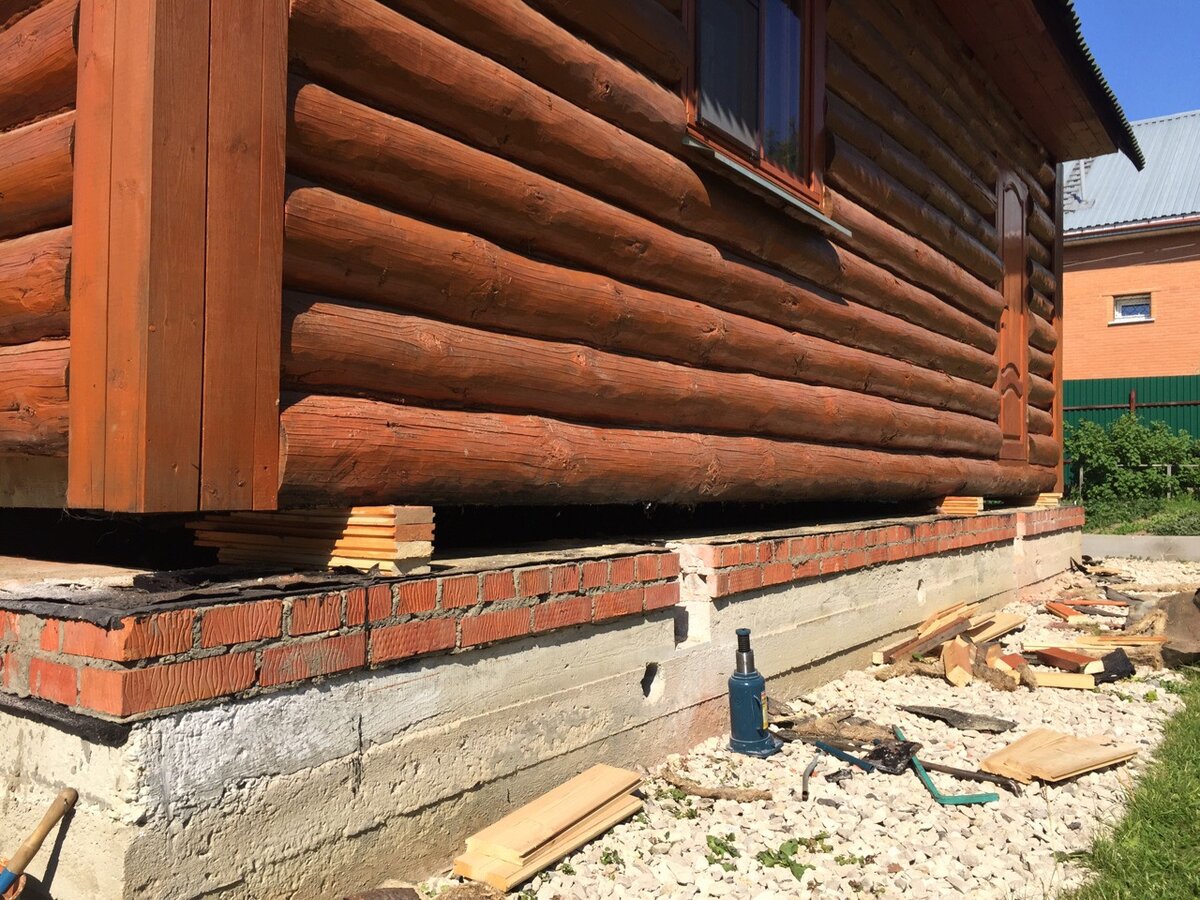 Как домкратить дом из бревна - 80 фото