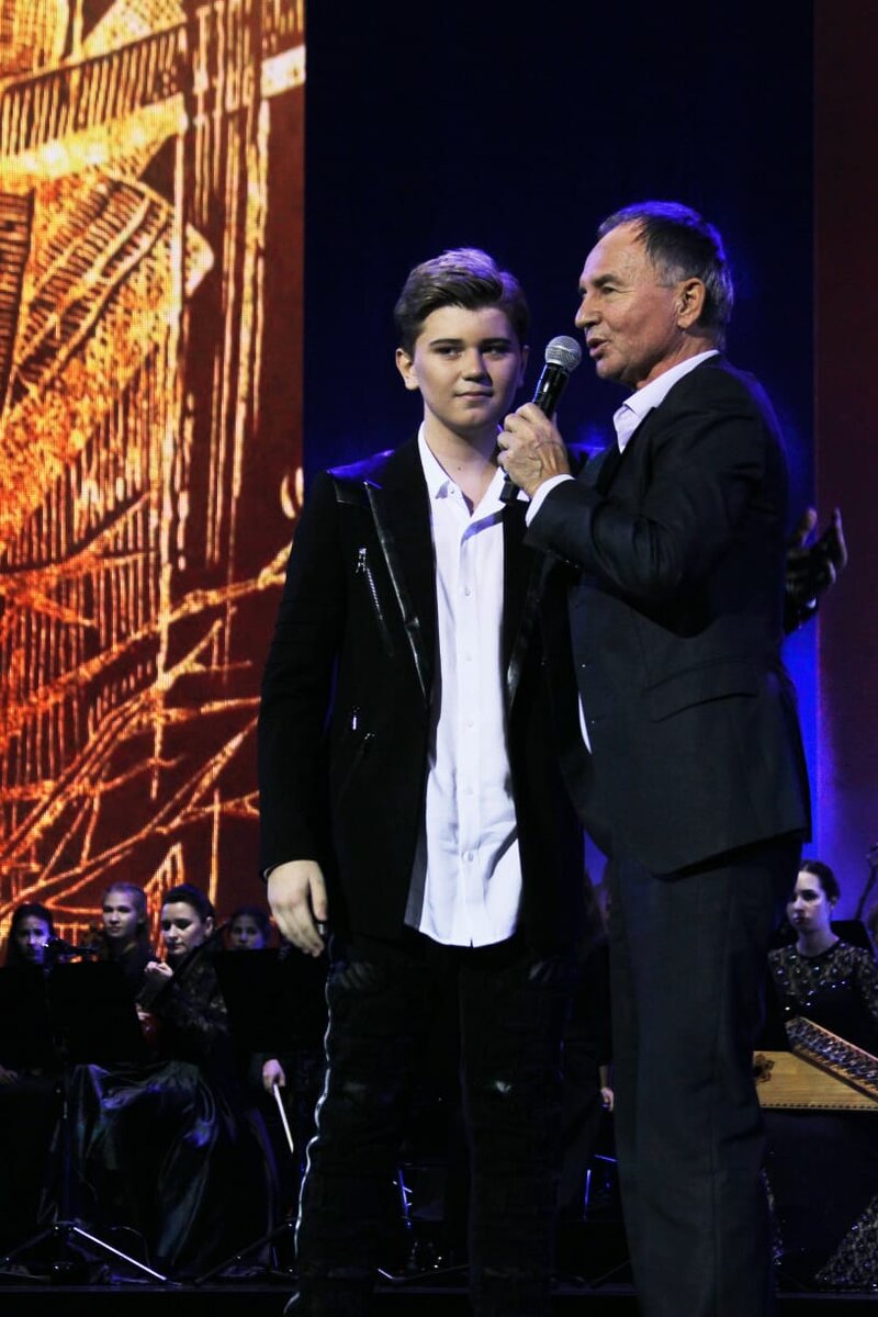 Коля Коробов и Михаил Андреев на сцене ГКД