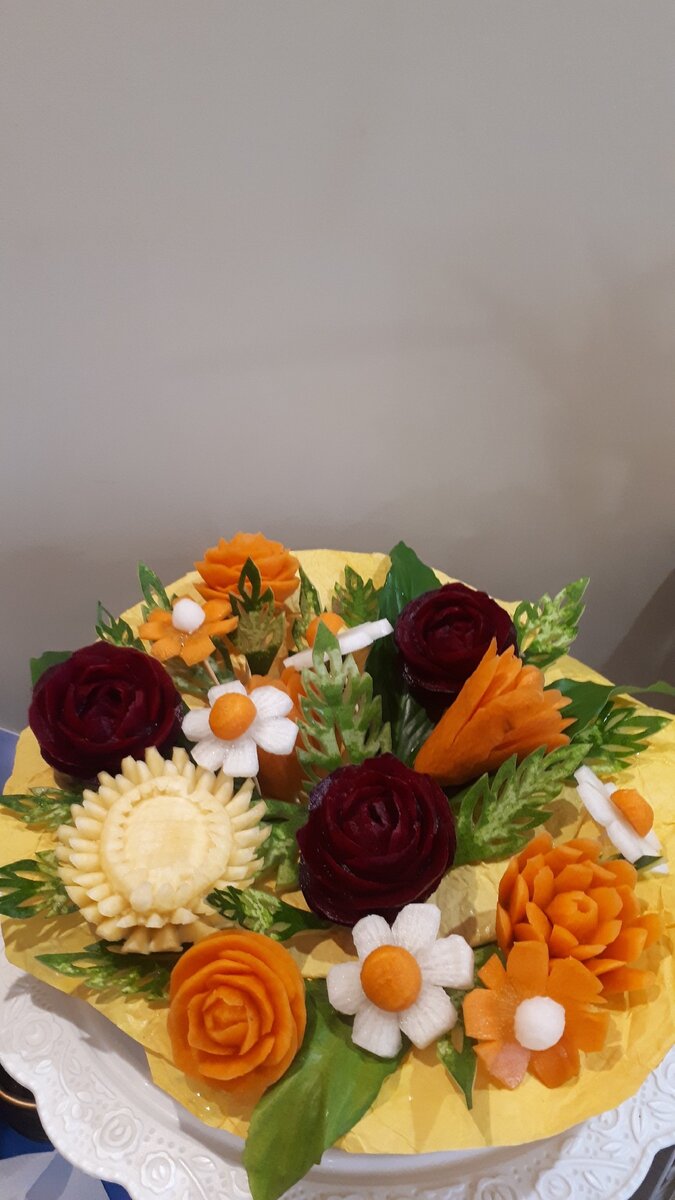 На этой картине цветы вырезанные из моркови, желтой редьки, из свеклы и белой редьки.