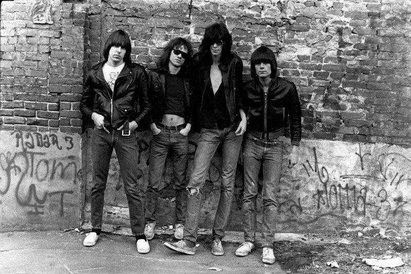  The Ramones в кожаных куртках, рваных джинсах и кедах
