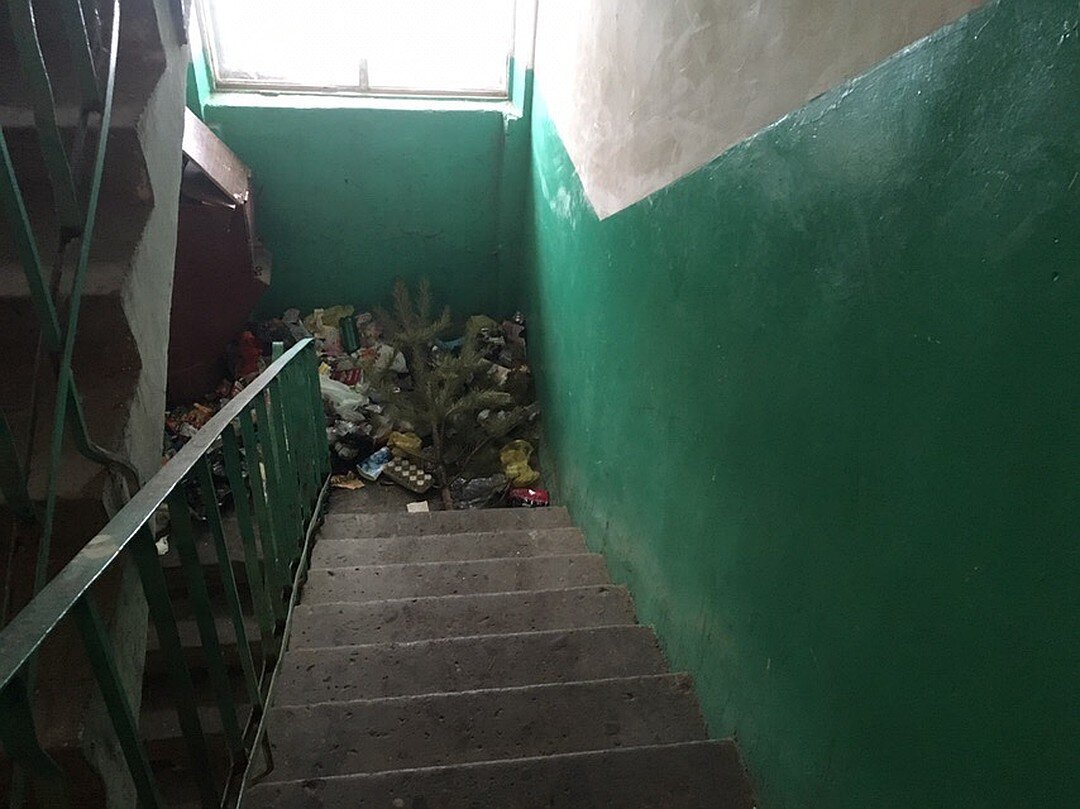 Мусор на лестнице