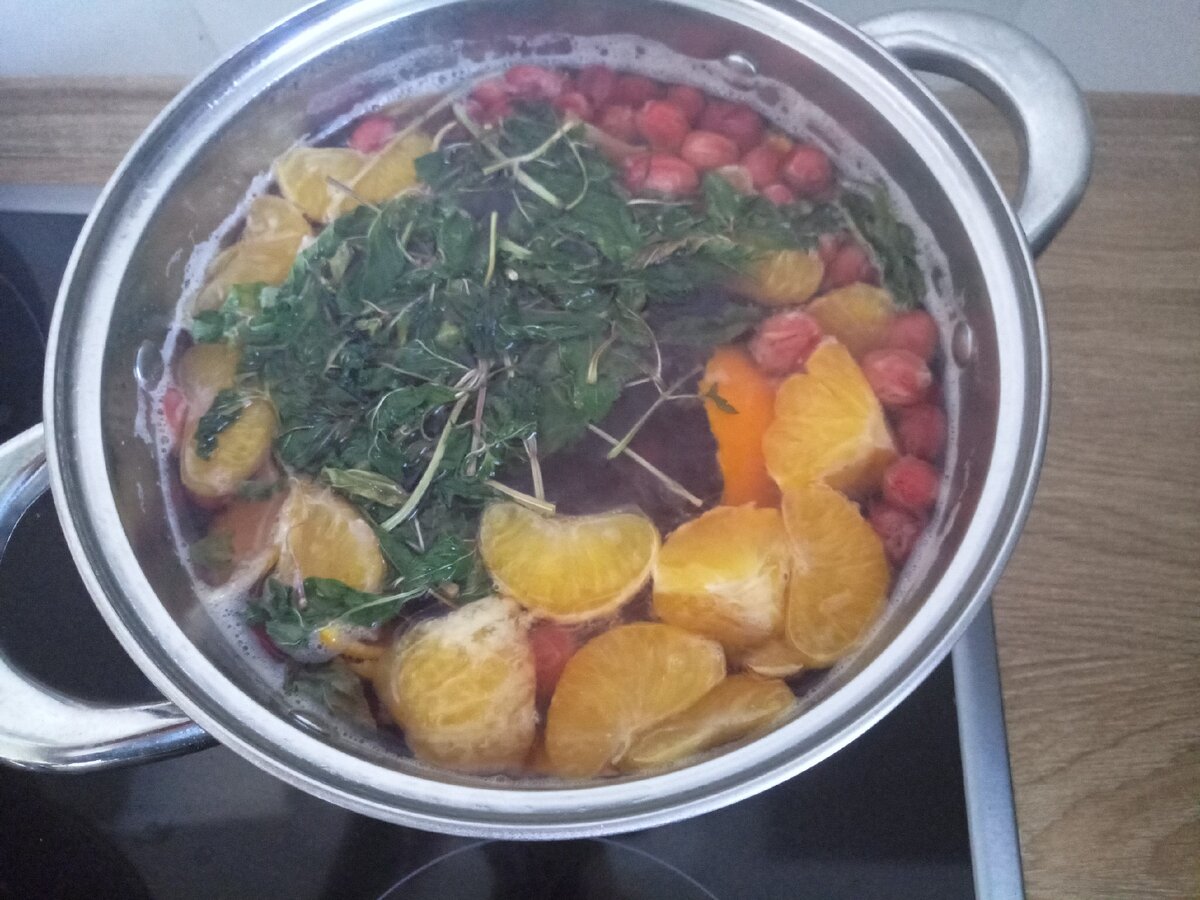 Витаминный напиток на основе кизила, цитрусов и лакричной мяты