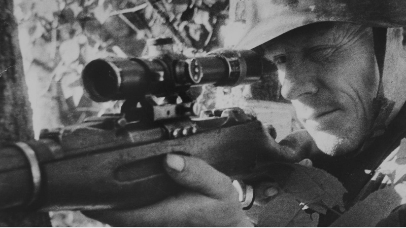 Снайпер Дерягин на позиции. 1941 год
