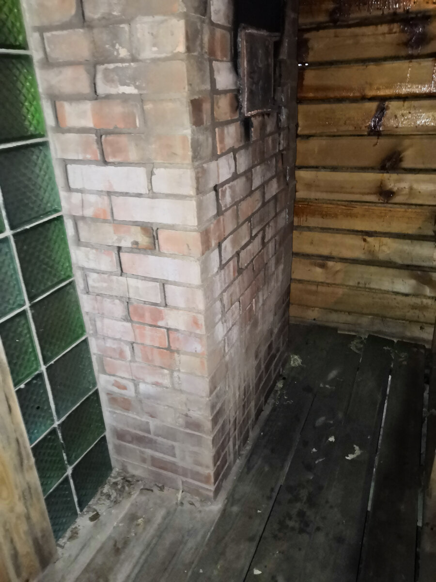 Часть кирпичной печи в парной
