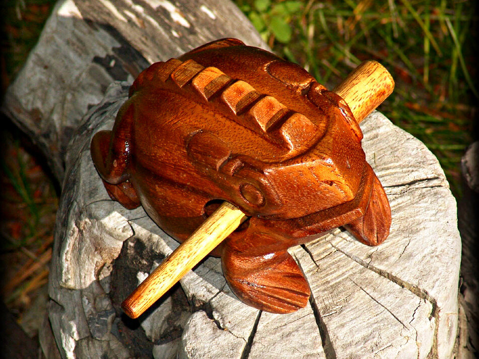 Такой сувенир знаком многим туристам. Проводишь палочкой по хребту и получаешь звук, который я слышал по ночам. Фото: Яндекс-картинки