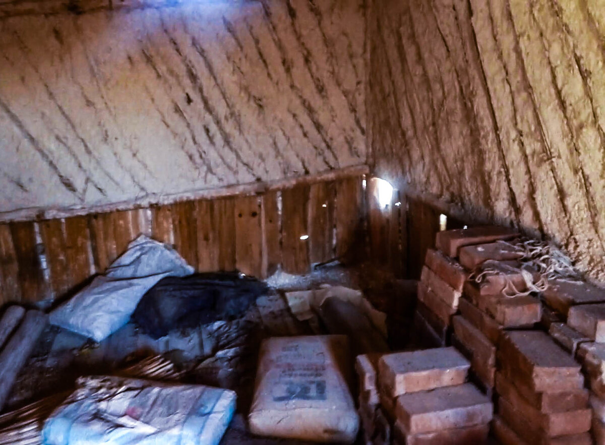 Стройматериалы в избе отшельника