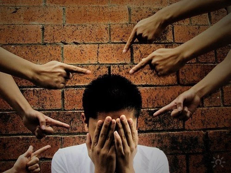 Тревожность фон. Огорченный человек. Человек смущается. Недовольная девушка. Чувство вины.