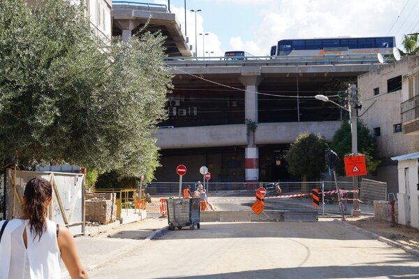 Другого фото нет, вид сбоку на автовокзал. Автовокзал считается молодым, ему чуть больше 20 лет.