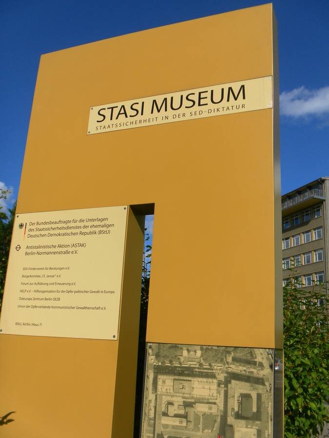 По этой стеле можно найти музей среди городского квартала